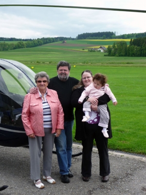 Familie Bühler Pojar nach dem Rundflug von Jarmila