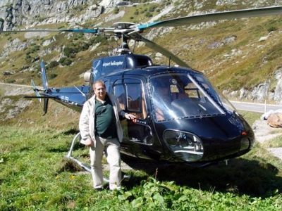 Harald Laurent vor dem AS350 beim Steingletscher